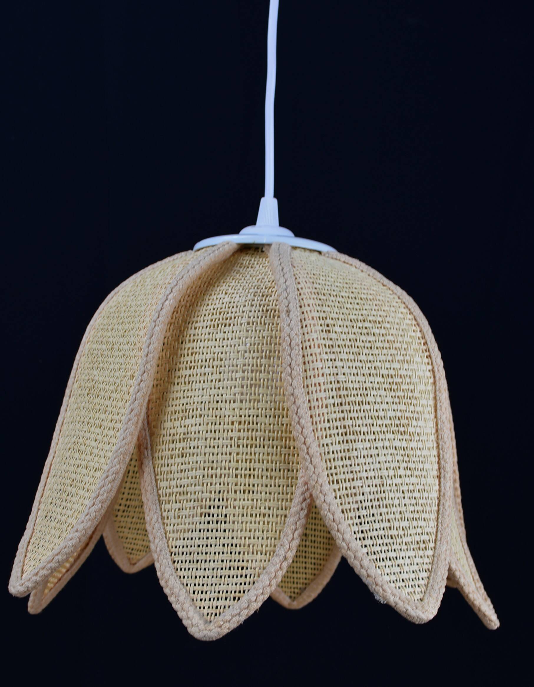 Suspension and rattan flower petals.