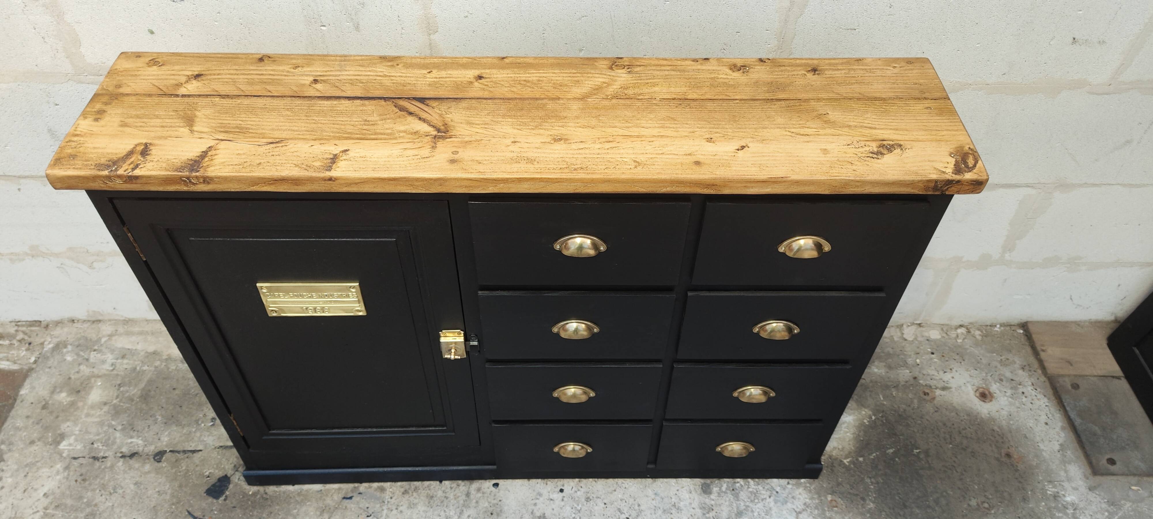 One-door workshop unit with eight black and gold drawers