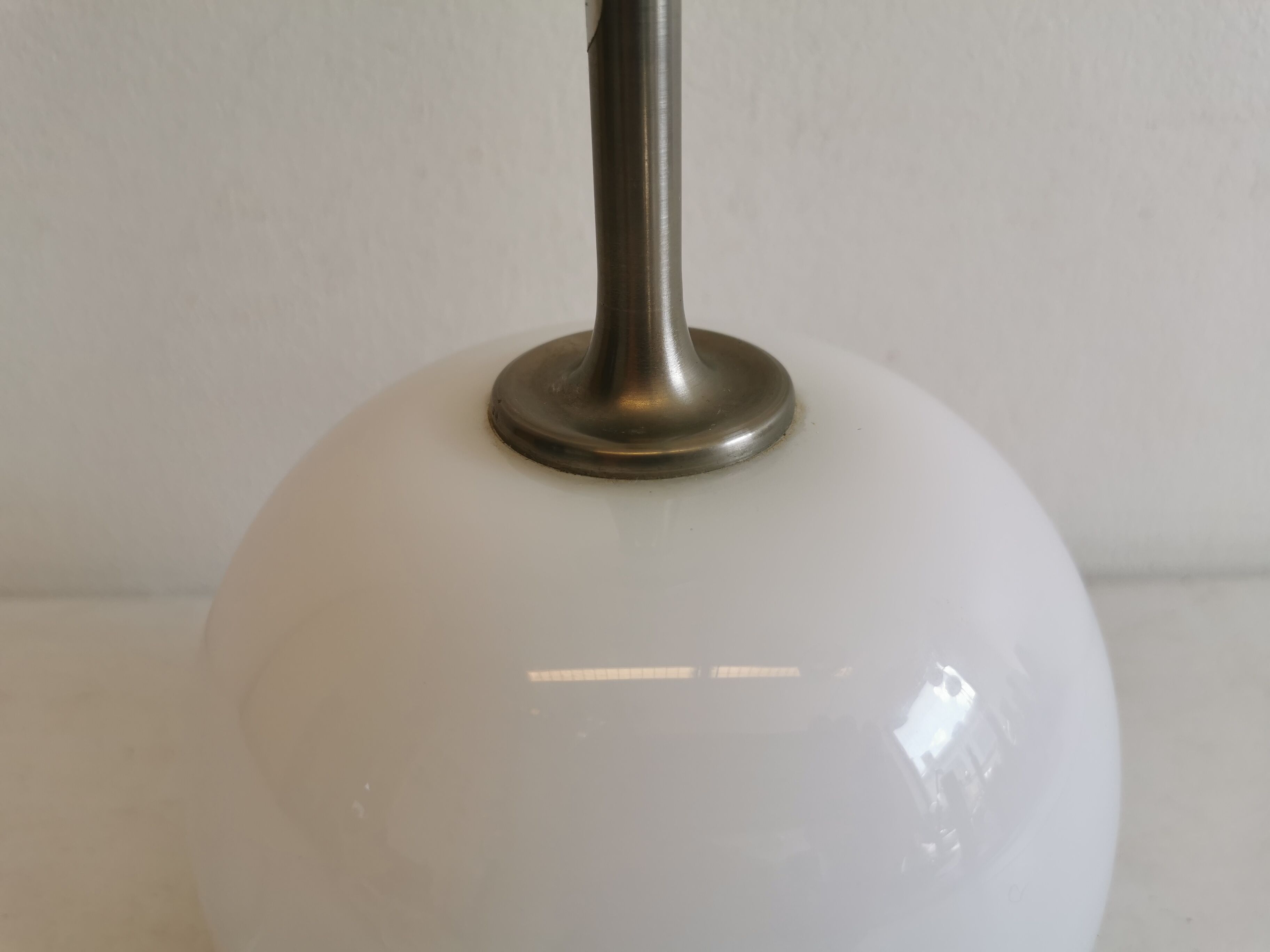 Table lamp in white opal glass, with pink details/decoration