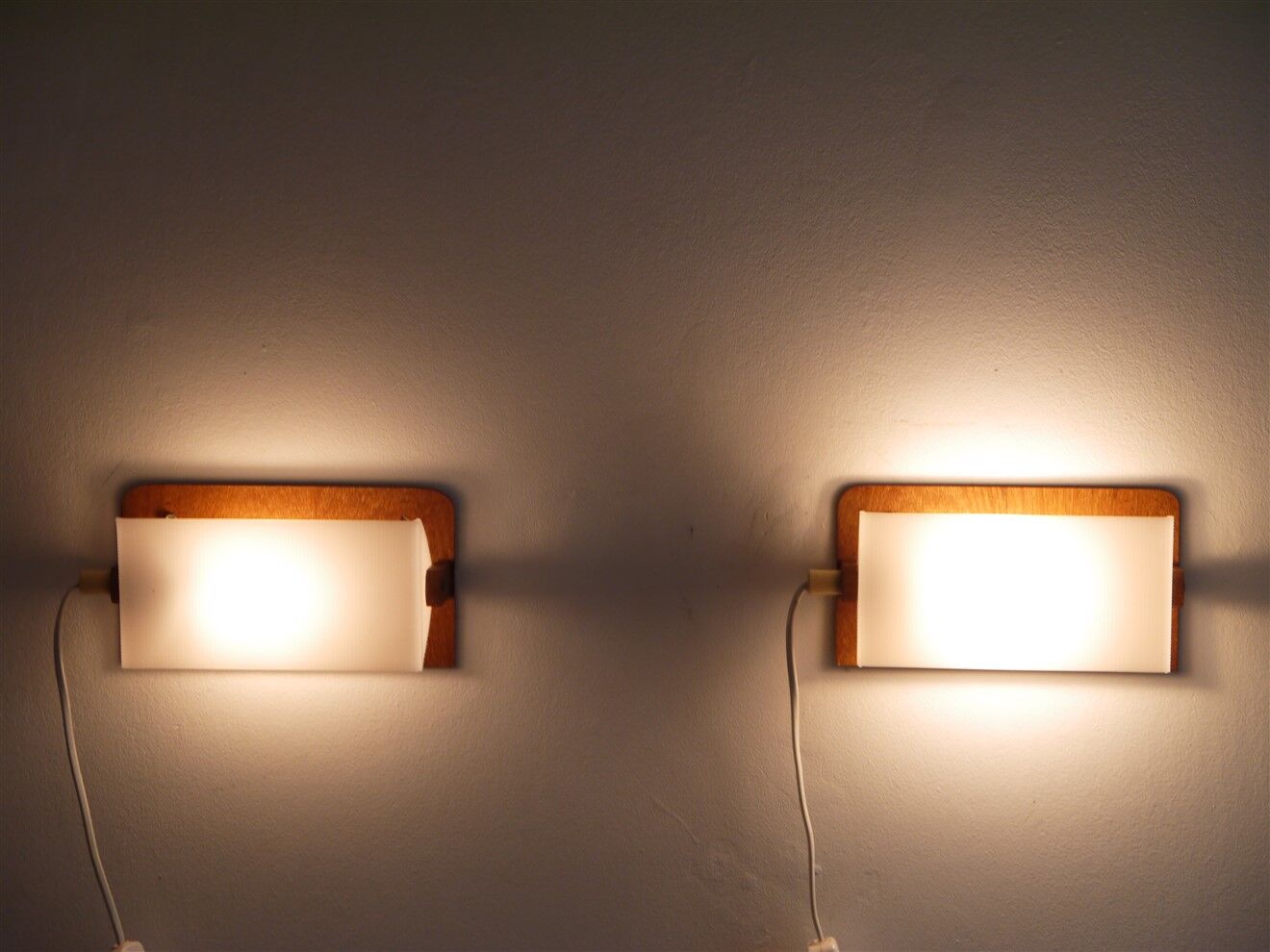 Paire d'applique scandinave en teck et acrylique 1970