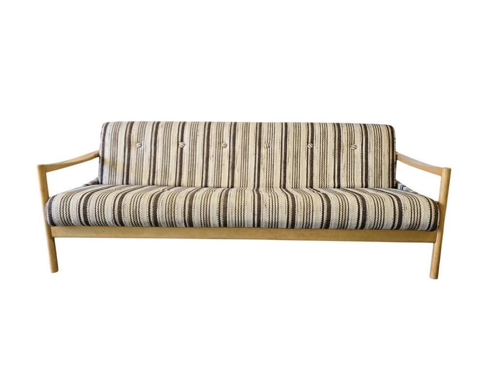 Vintage wooden daybed / canapé / day bed