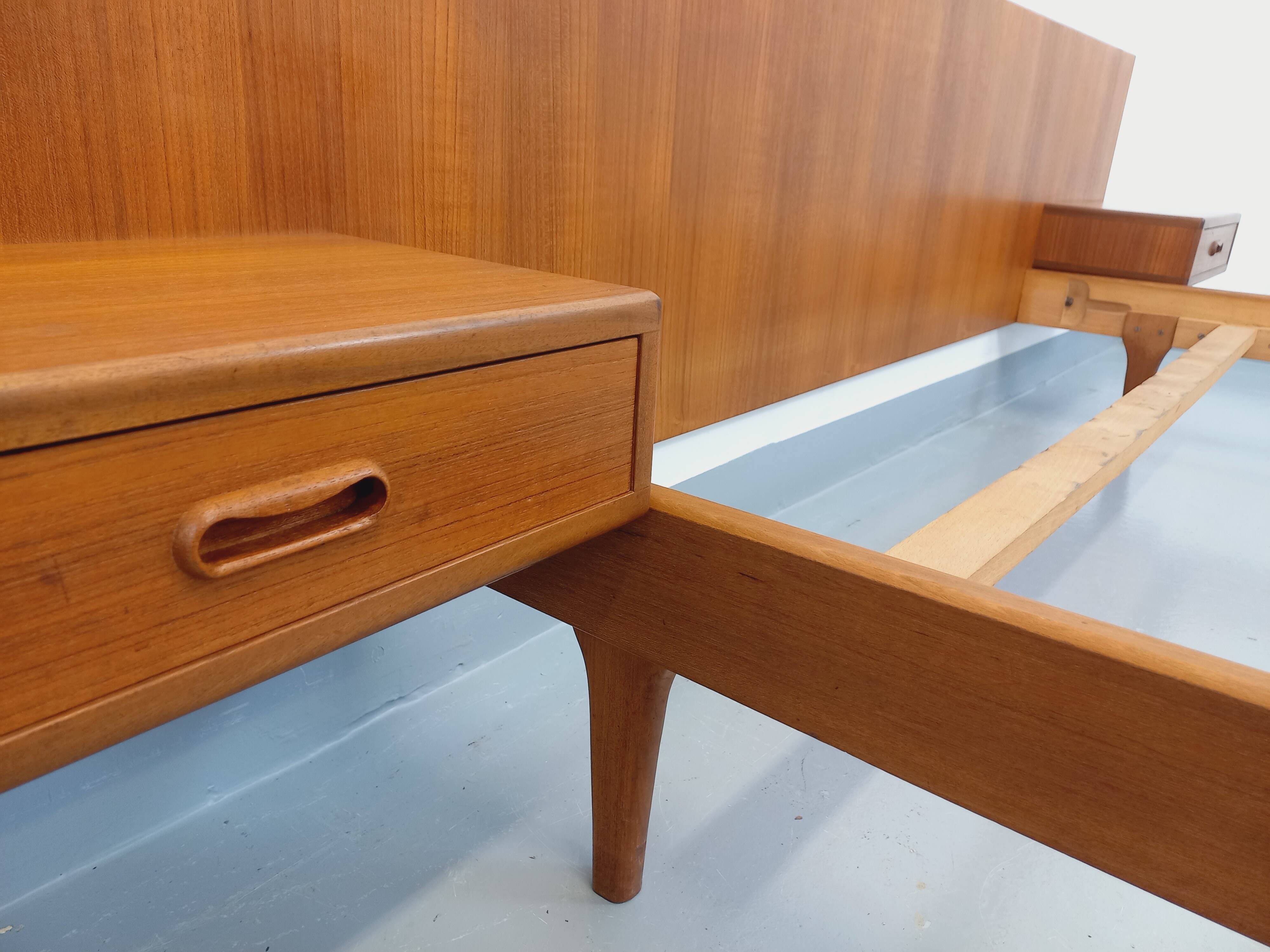 Lit double vintage scandinave en teck des années 60 avec chevets intégrés
