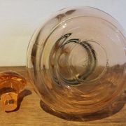 Carafe en verre moulé