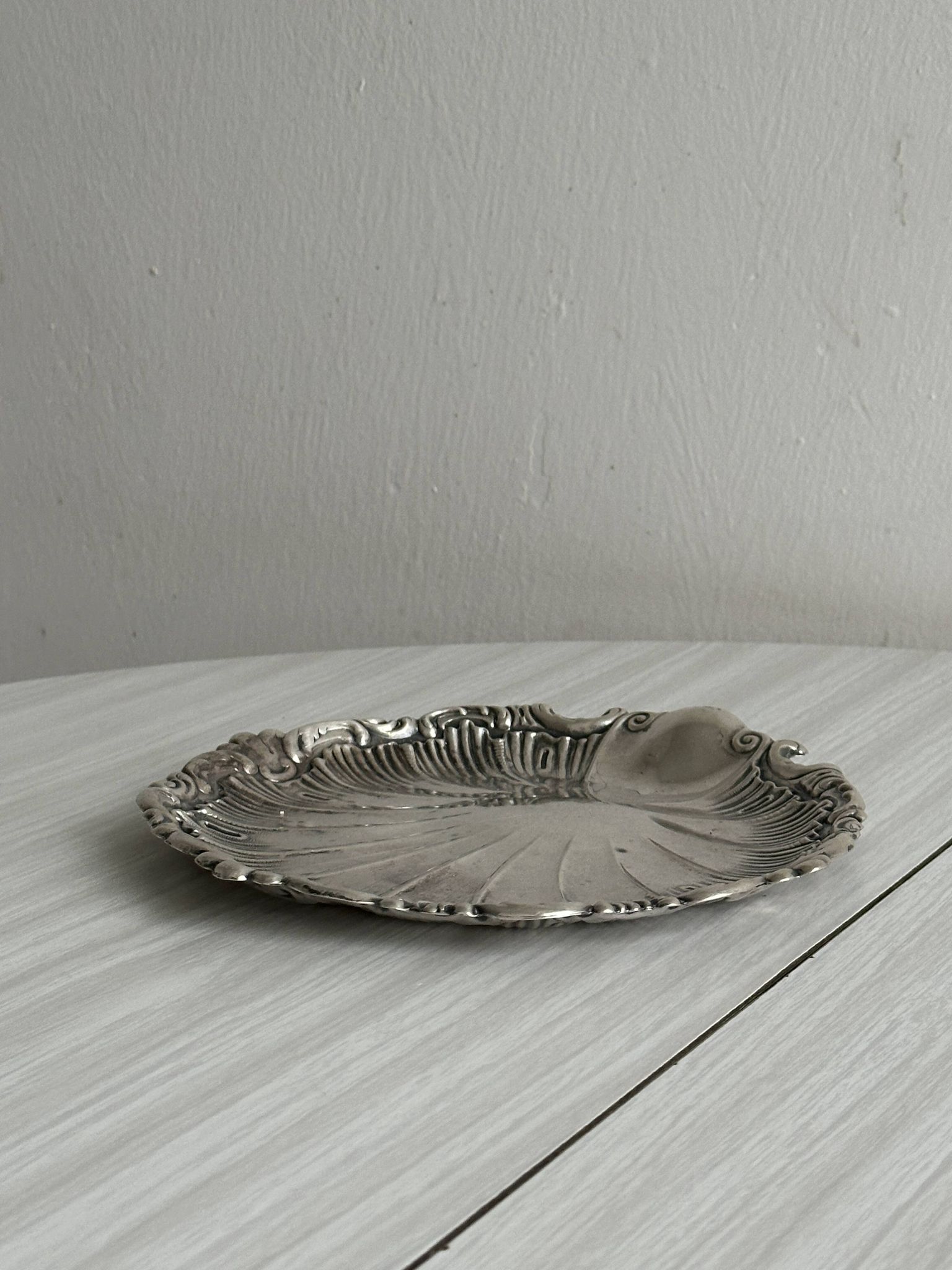 plat rond décor coquillage métal argenté