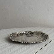 plat rond décor coquillage métal argenté