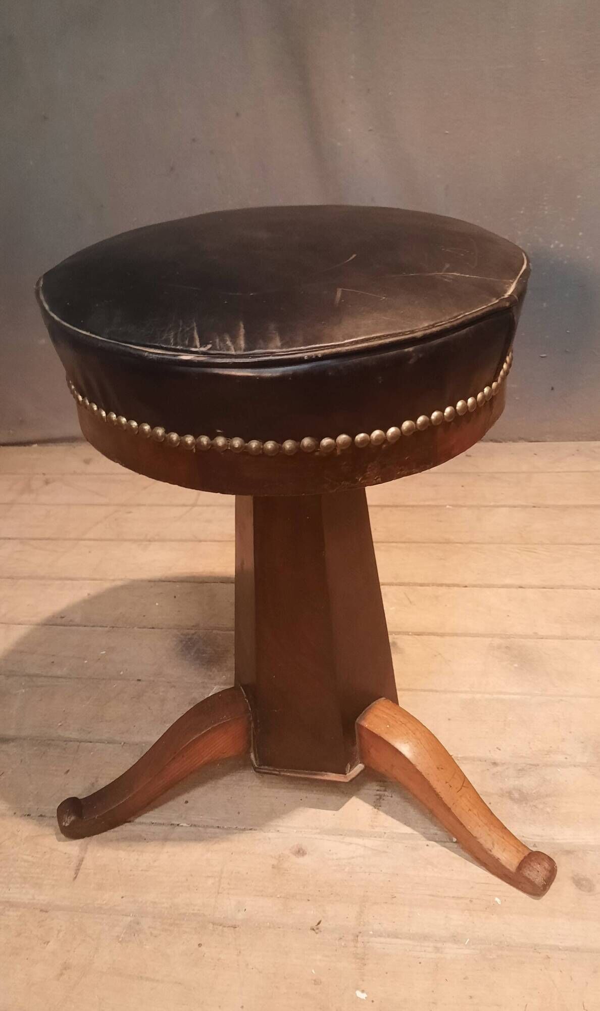 Hexagonal stool with adjustable height