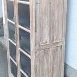Armoire vitrée en bois ancien blanchi