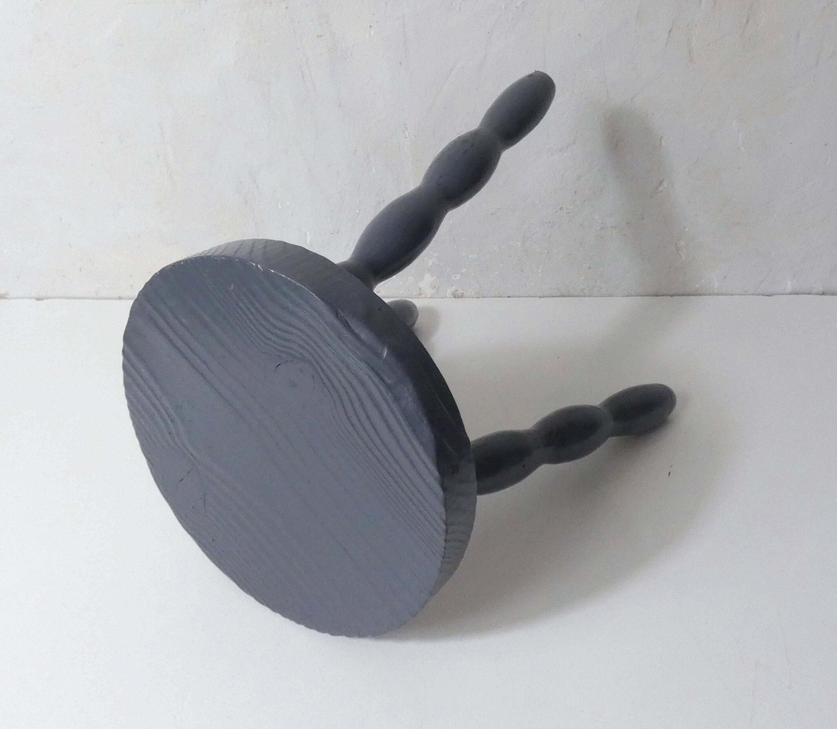 ancien tabouret tripode en chêne massif