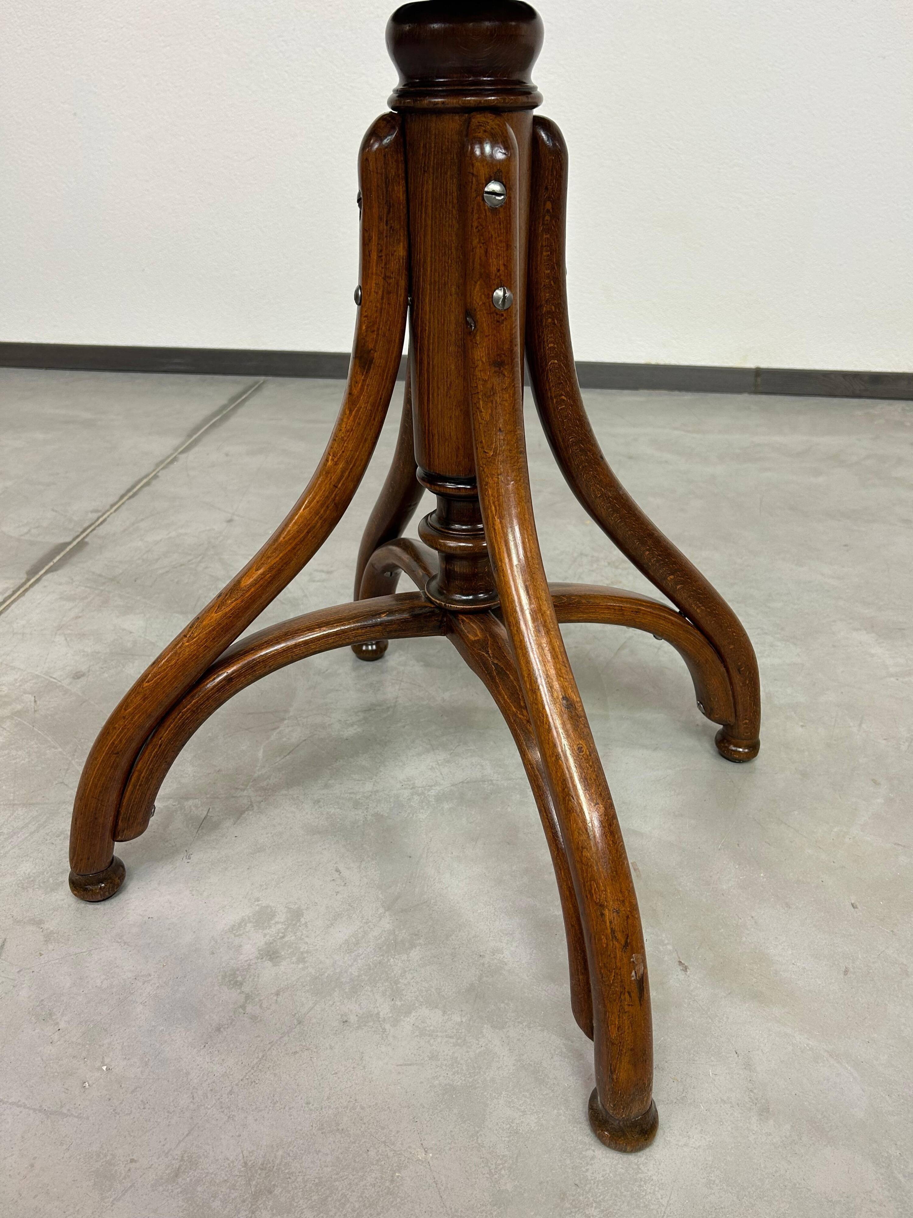 Swivel bar stool