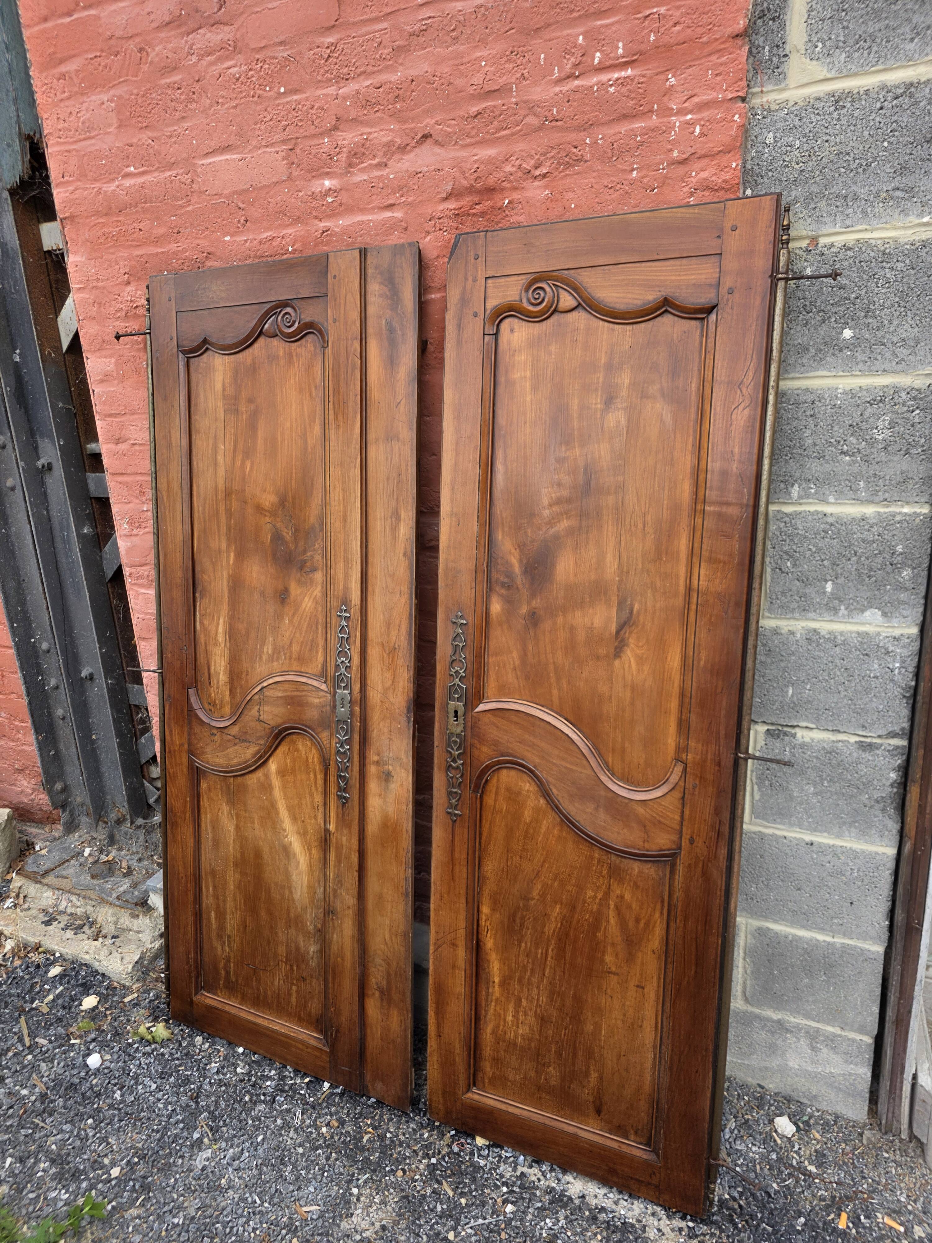 Paire de portes de placard style Louis XV en merisier massif