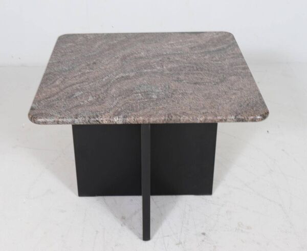 Table basse en granit et bois, Italie, années 1980.