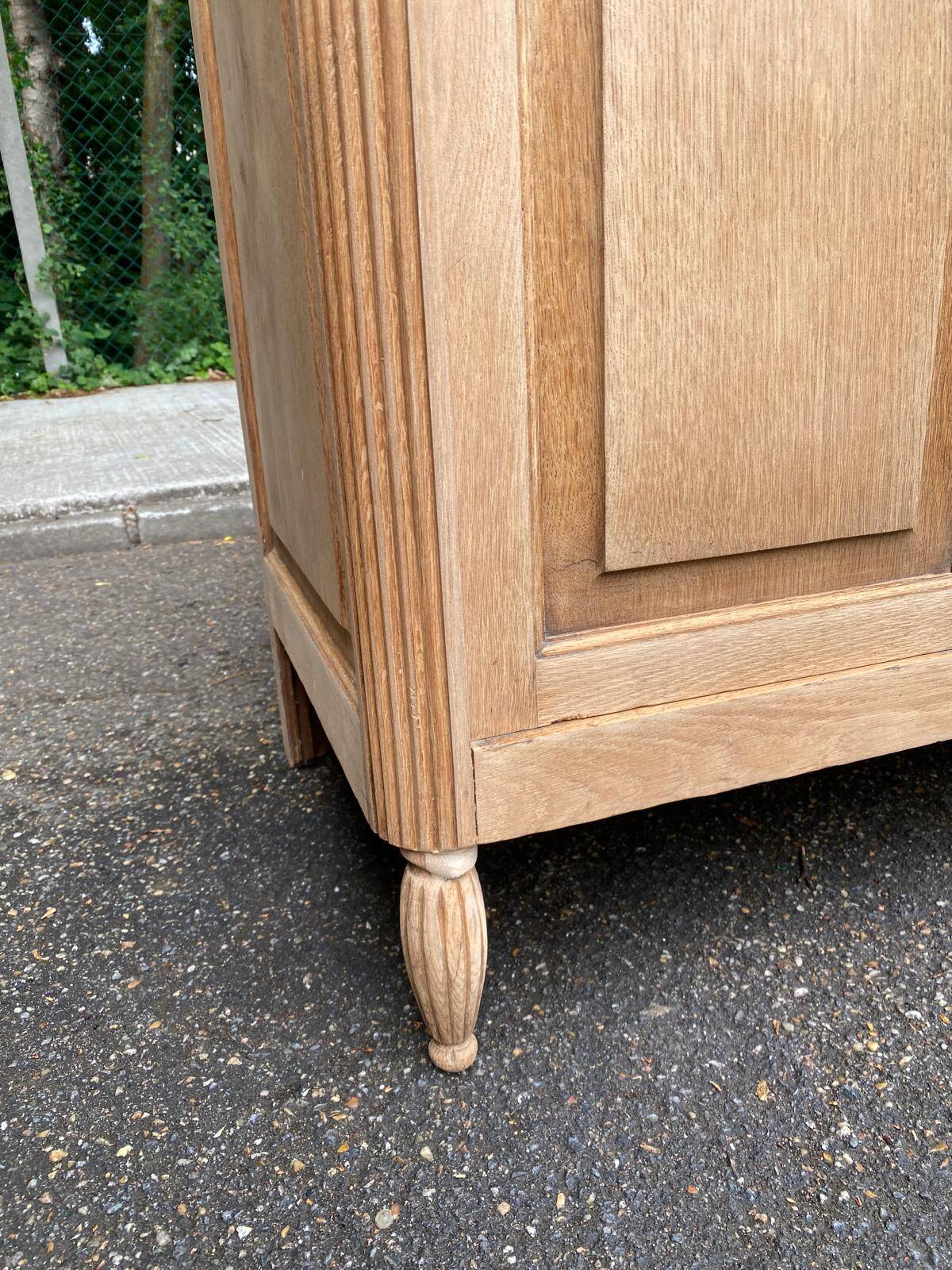 Art Deco buffet renovated in solid oak and breccia marble from the 1930s.