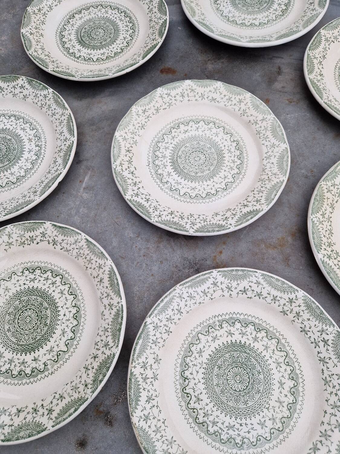 Lot of 8 flat plates in antique English earthenware, fine ware, with patterns.