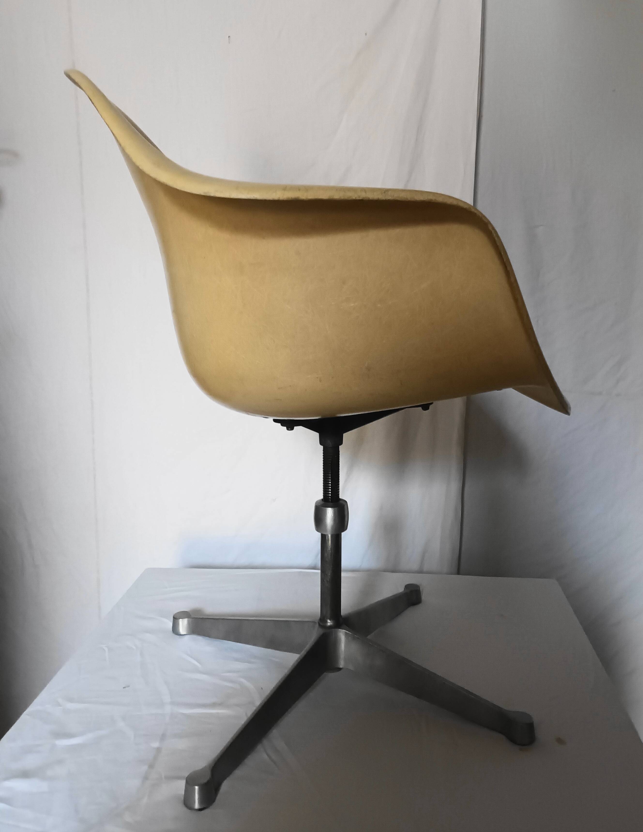 Fauteuil de bureau de Charles et Ray Eames pour Herman Miller des années 60