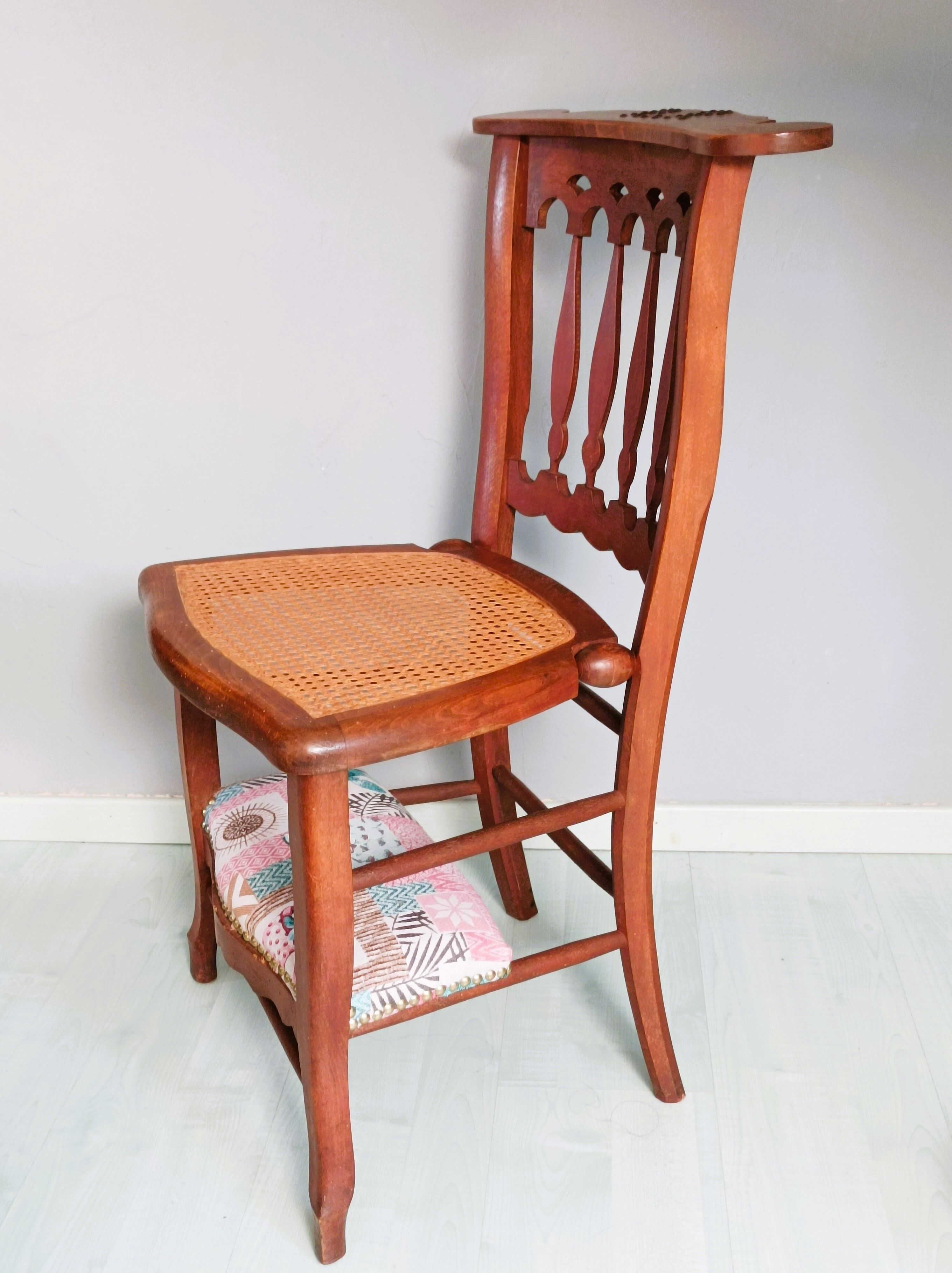 Chair prays to God ancient year