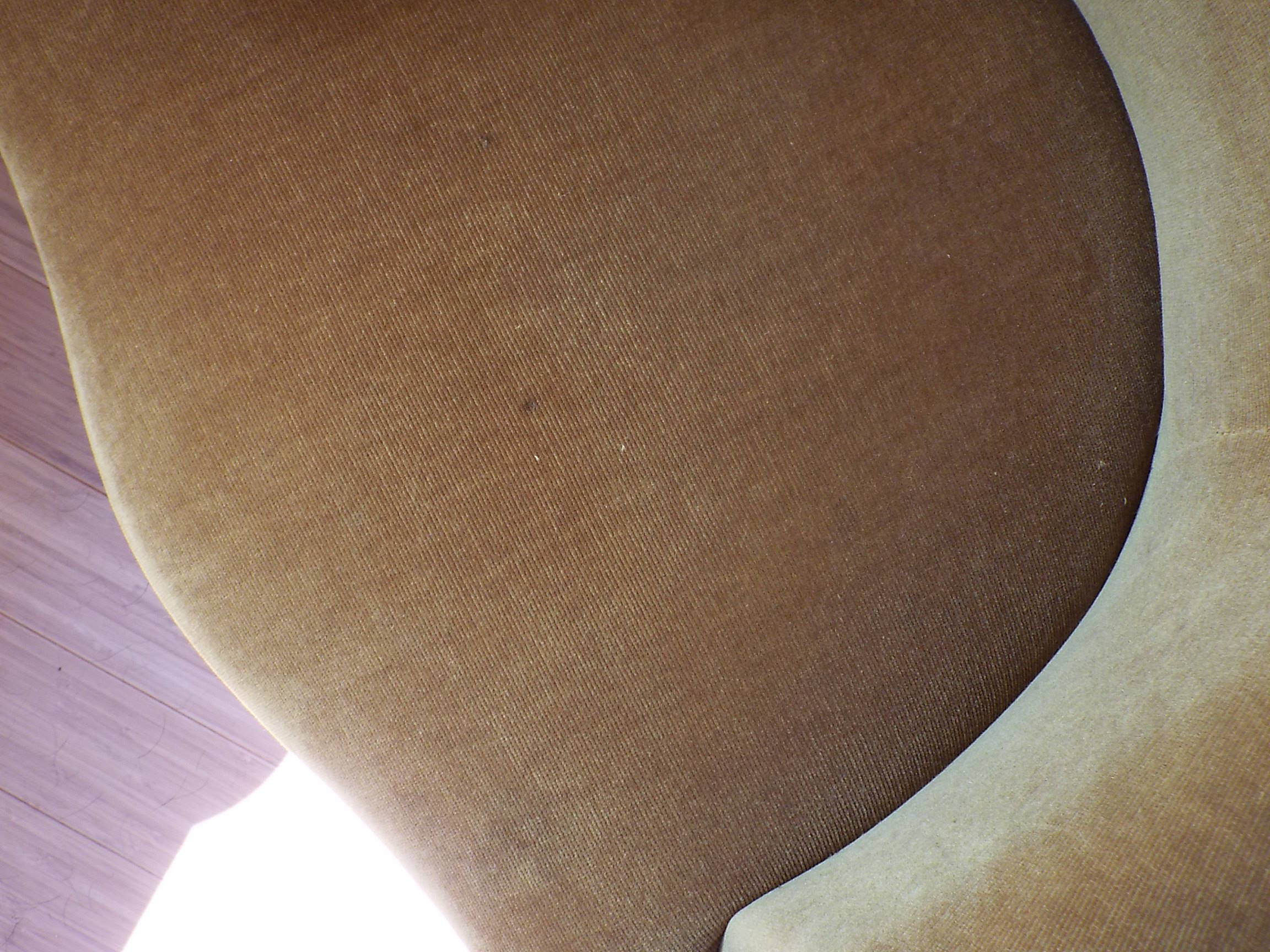 Fauteuil crapaud en velours ocre
