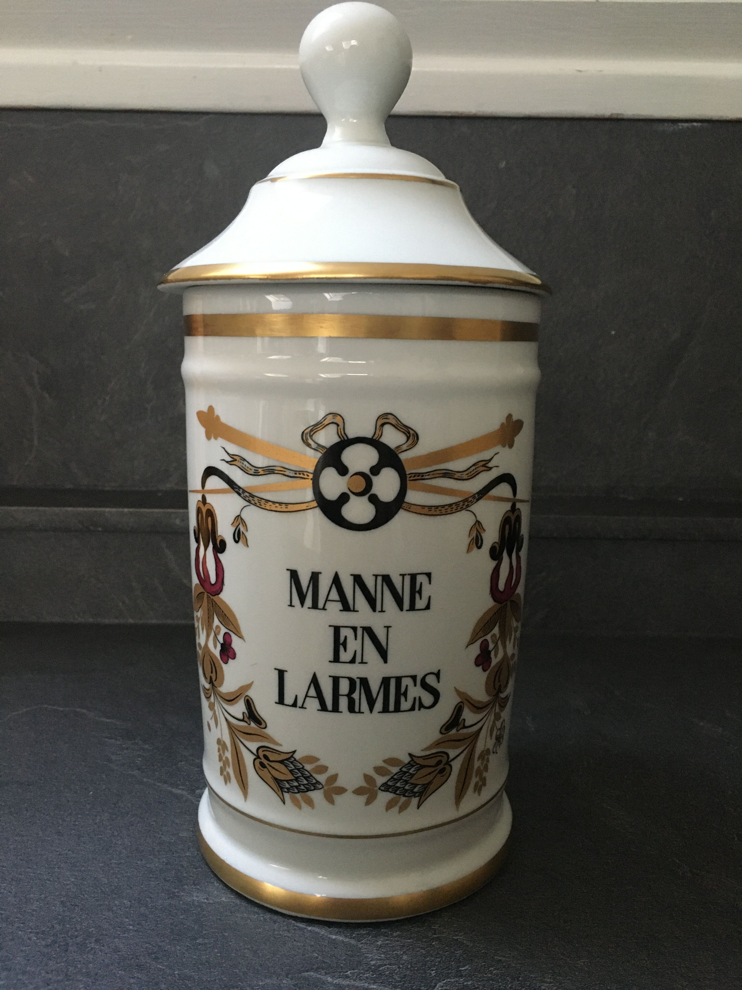 Porcelain pharmacy pot