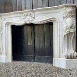 Impressionnante cheminée de style Louis XV en marbre de Carrare vers 1880