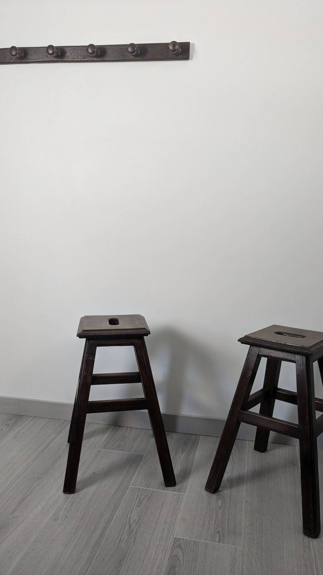 Antique turned wooden coat rack with 6 hooks, rustic spirit.