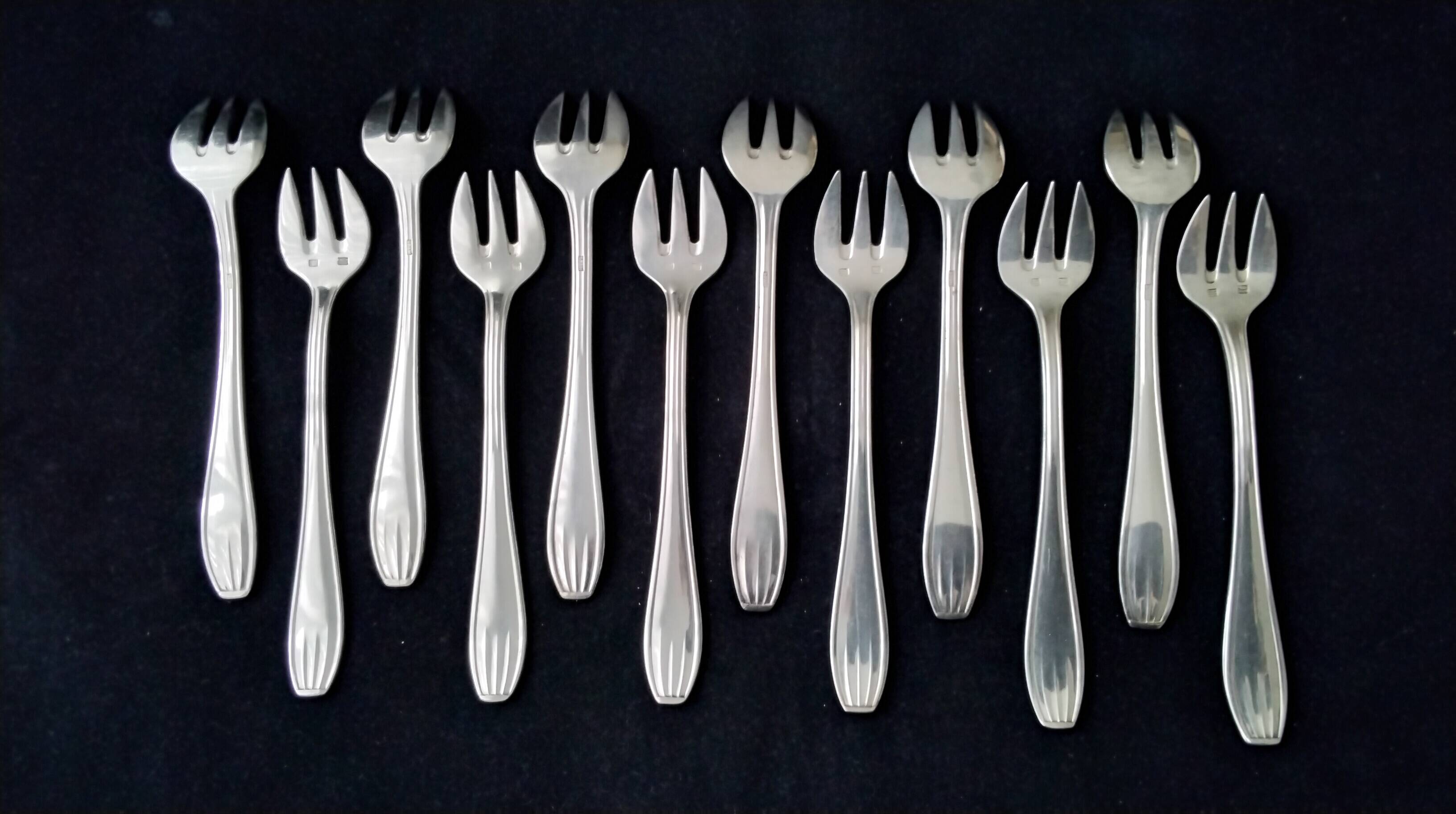 Coffret de 12 fourchettes à huitres en métal argenté