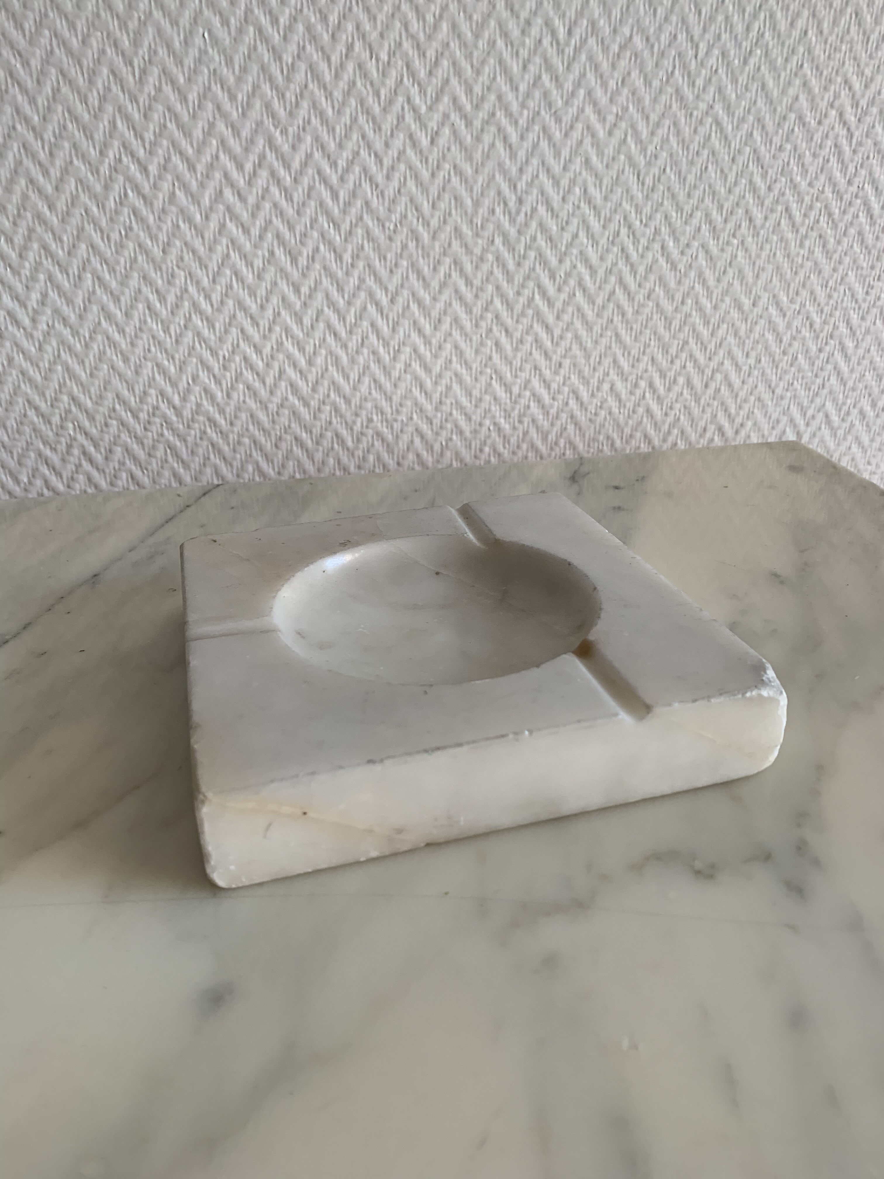 Square ashtray in white marble