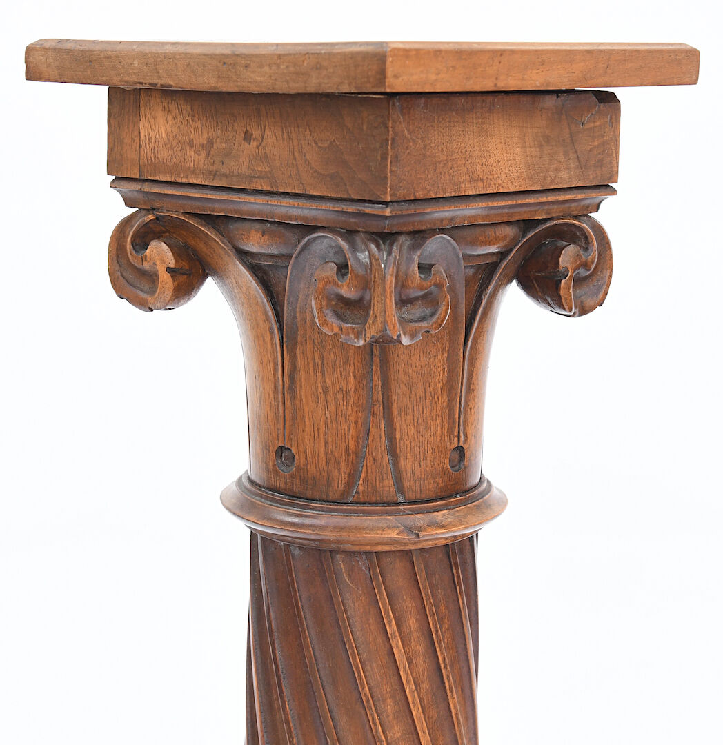 Colonne en bois sculpté