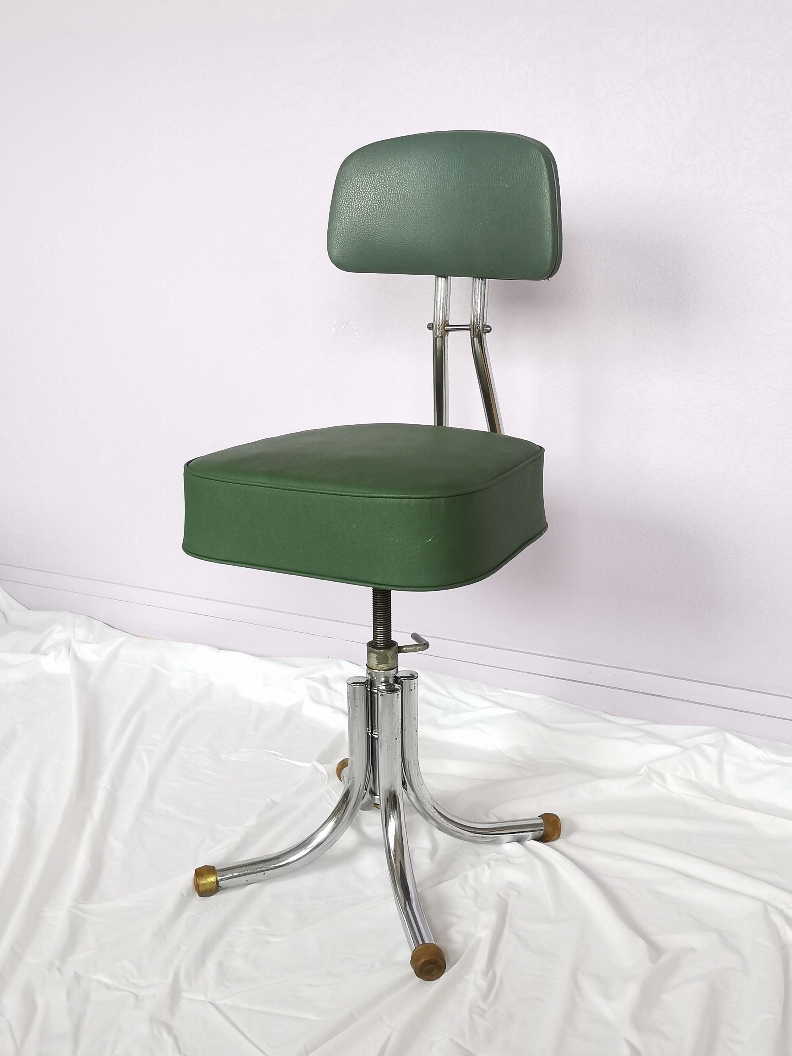 Chaise pivotante en skaï vert et acier chromé, Pullman, 1960