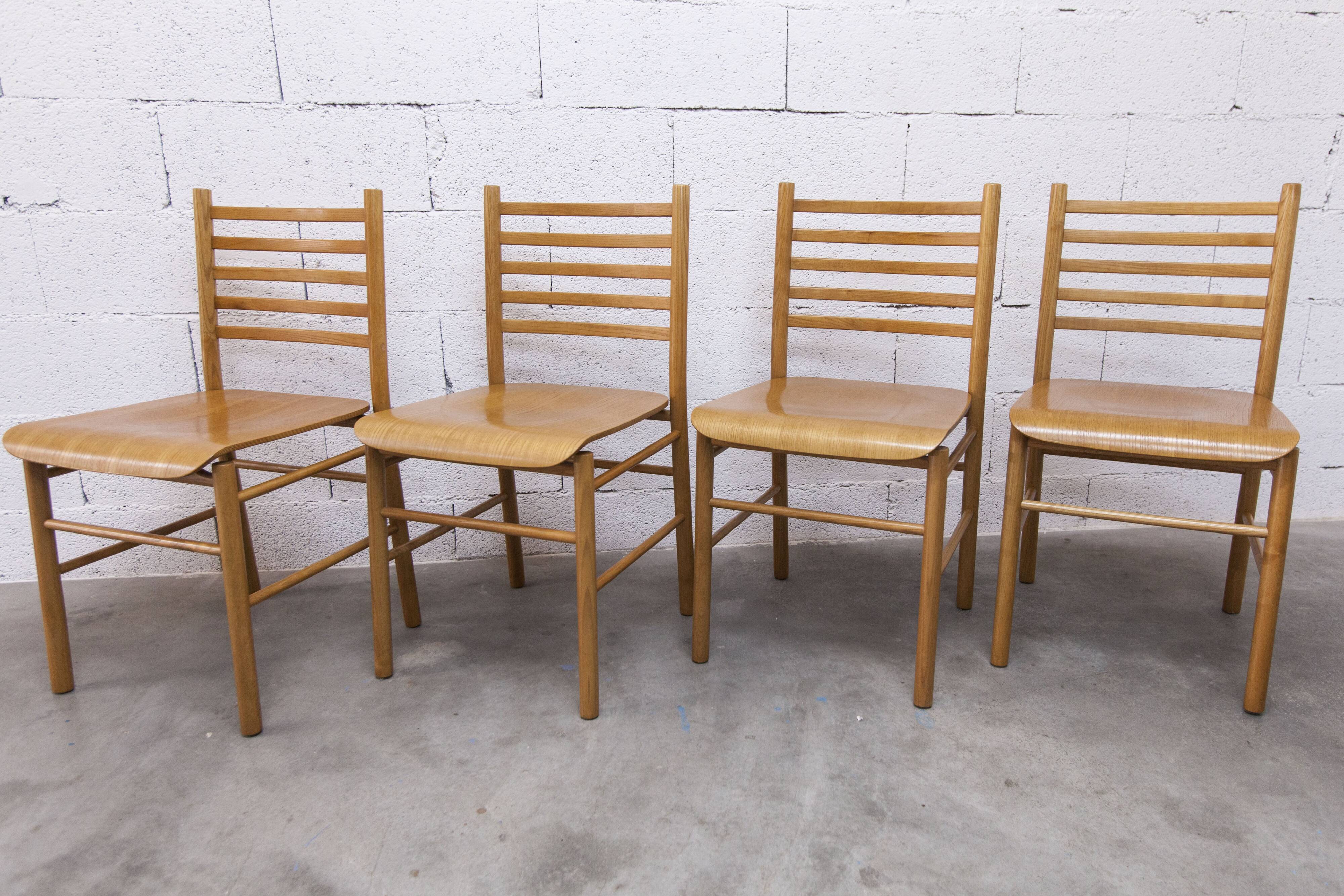 Danish ensemble transformable table 114 cm / 154 + 4 modernist chairs from the 1970s.