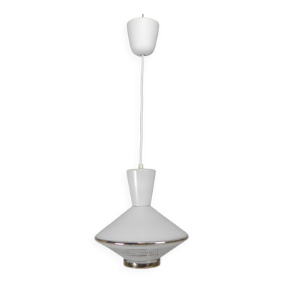 Lampe suspendue en forme d'ovni avec verre blanc sur le dessus et verre transparent avec verre blanc.