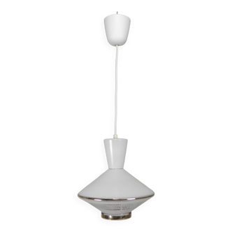 Lampe suspendue en forme d'ovni avec verre blanc sur le dessus et verre transparent avec verre blanc.