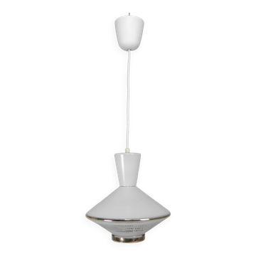 Lampe suspendue en forme d'ovni avec verre blanc sur le dessus et verre transparent avec verre blanc.