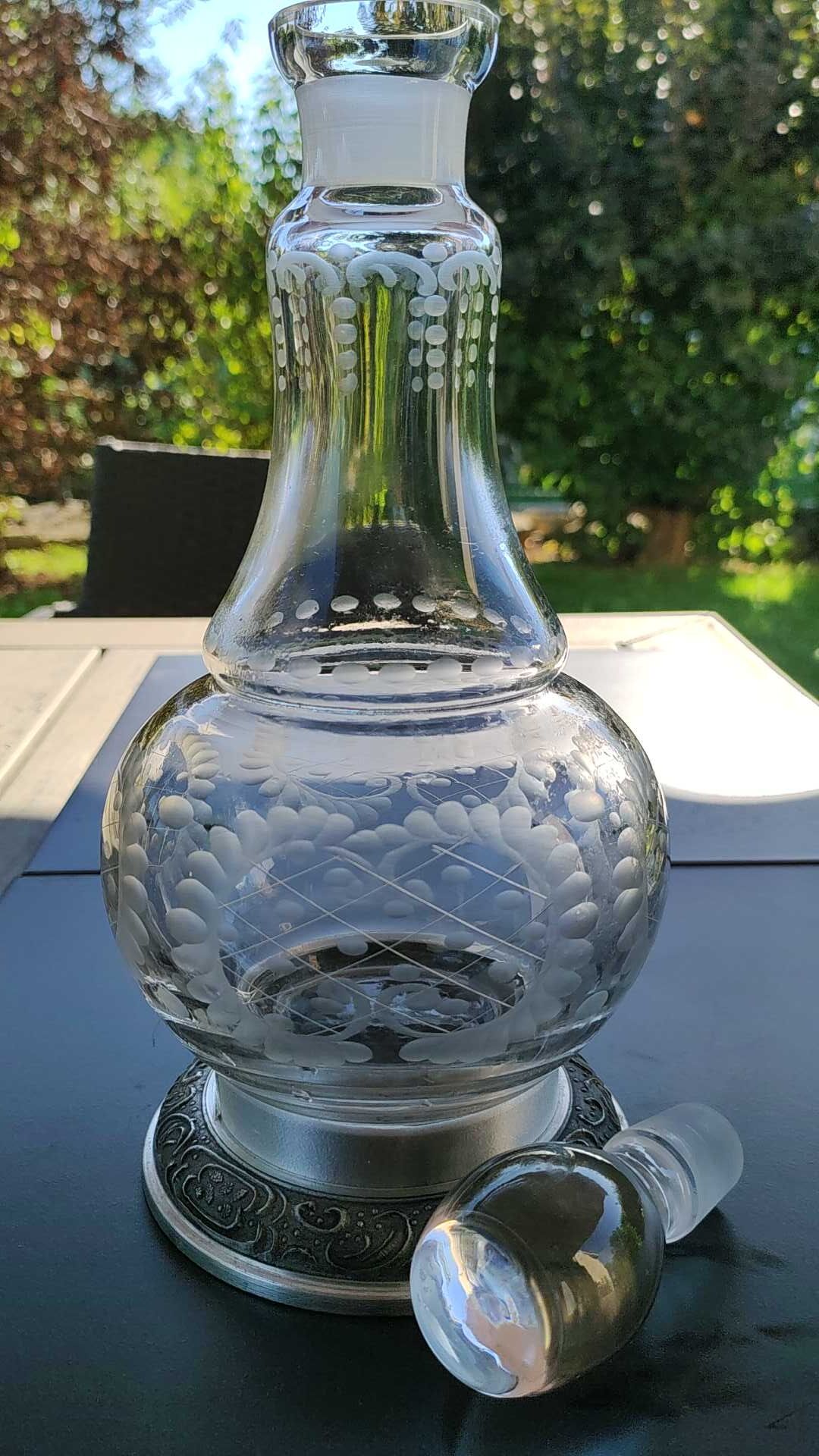 Refined carafe ball shape, pear neck. in finely engraved crystal