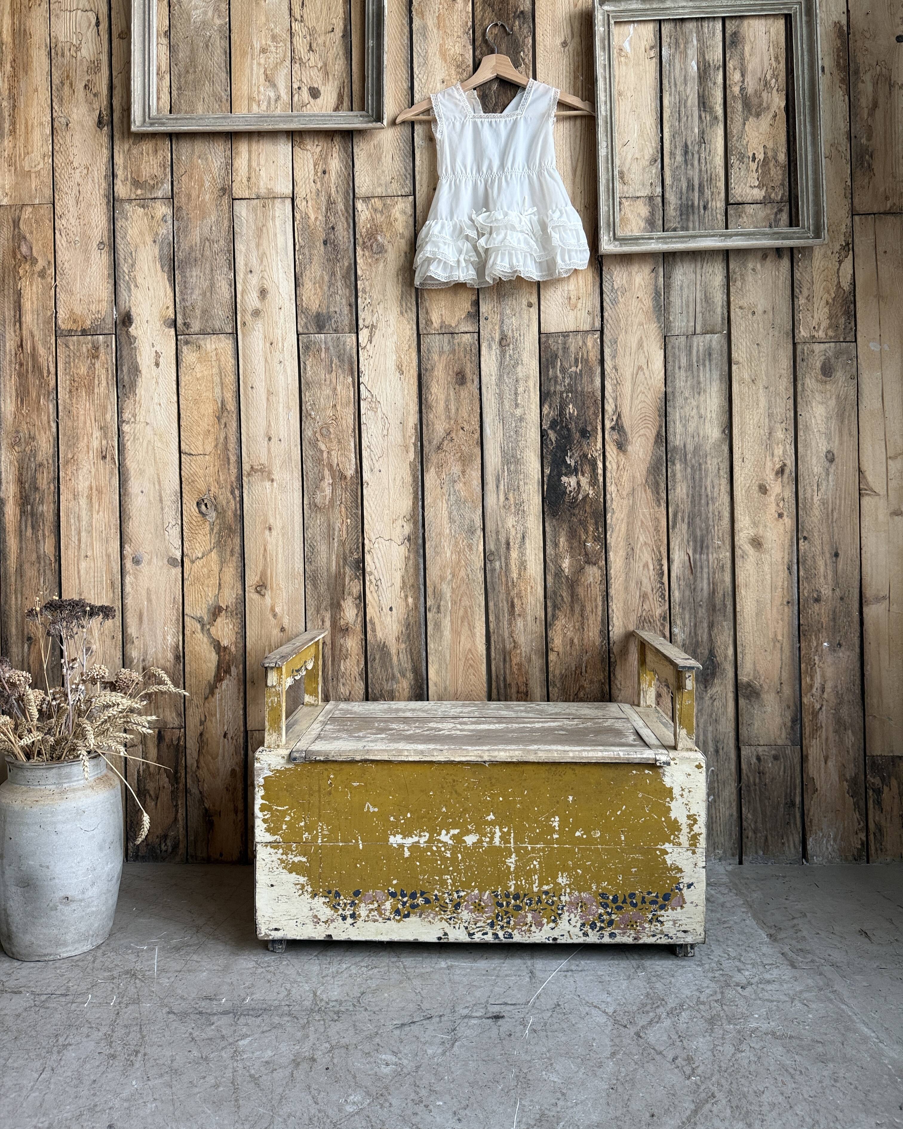 Patinated children's storage bench (renovated)