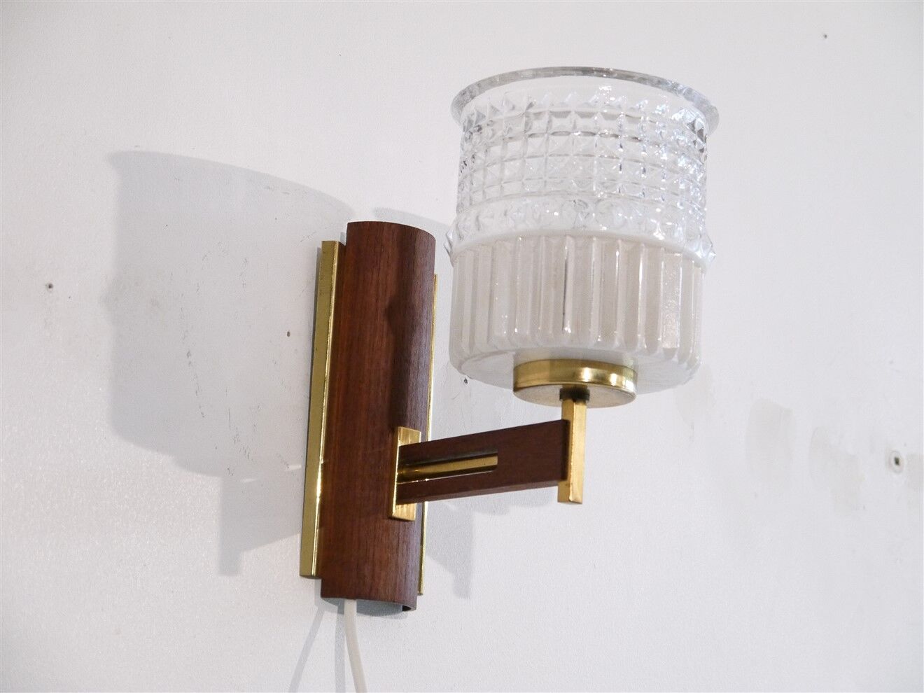 Scandinavian wall lamp in teak and glass