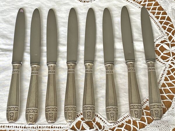 8 couteaux à entremet , fromage métal argenté modèle Grand prix de Monaco