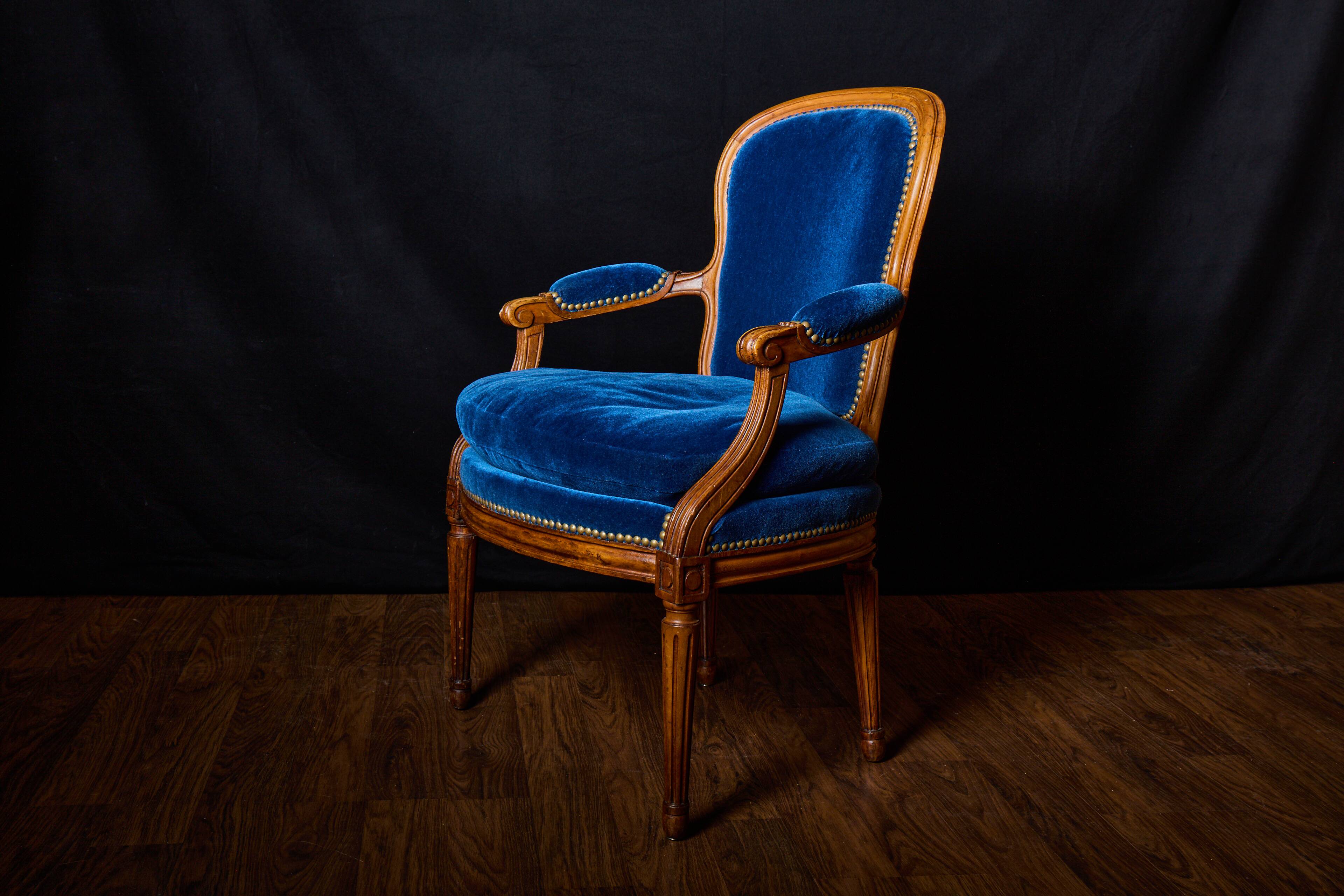 Paire de fauteuils de style Louis XVI rénovés en velours bleu
