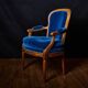 Paire de fauteuils de style Louis XVI rénovés en velours bleu