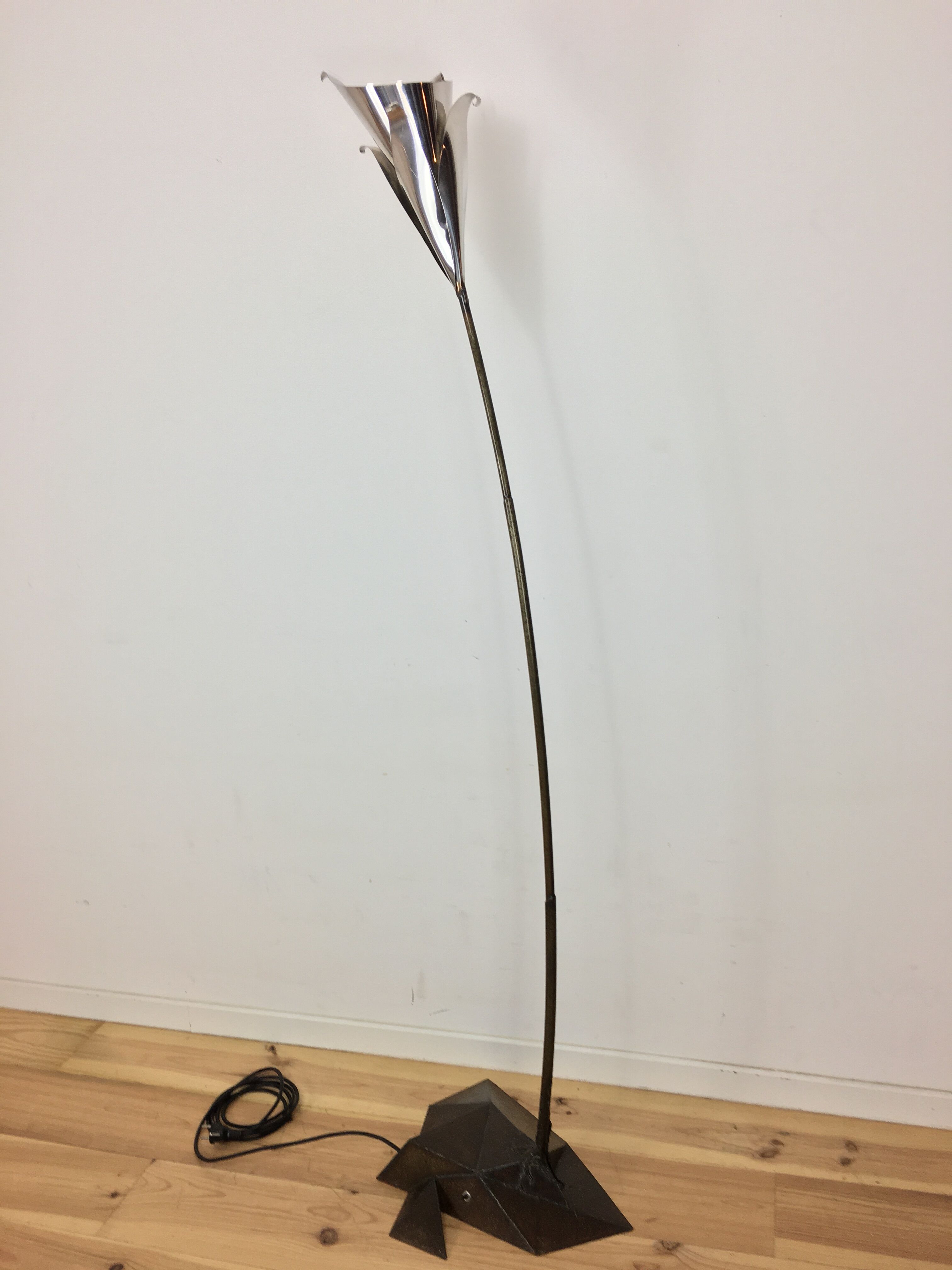 Metallic flower lamppost