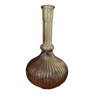 Vase italien en verre ambré pressé