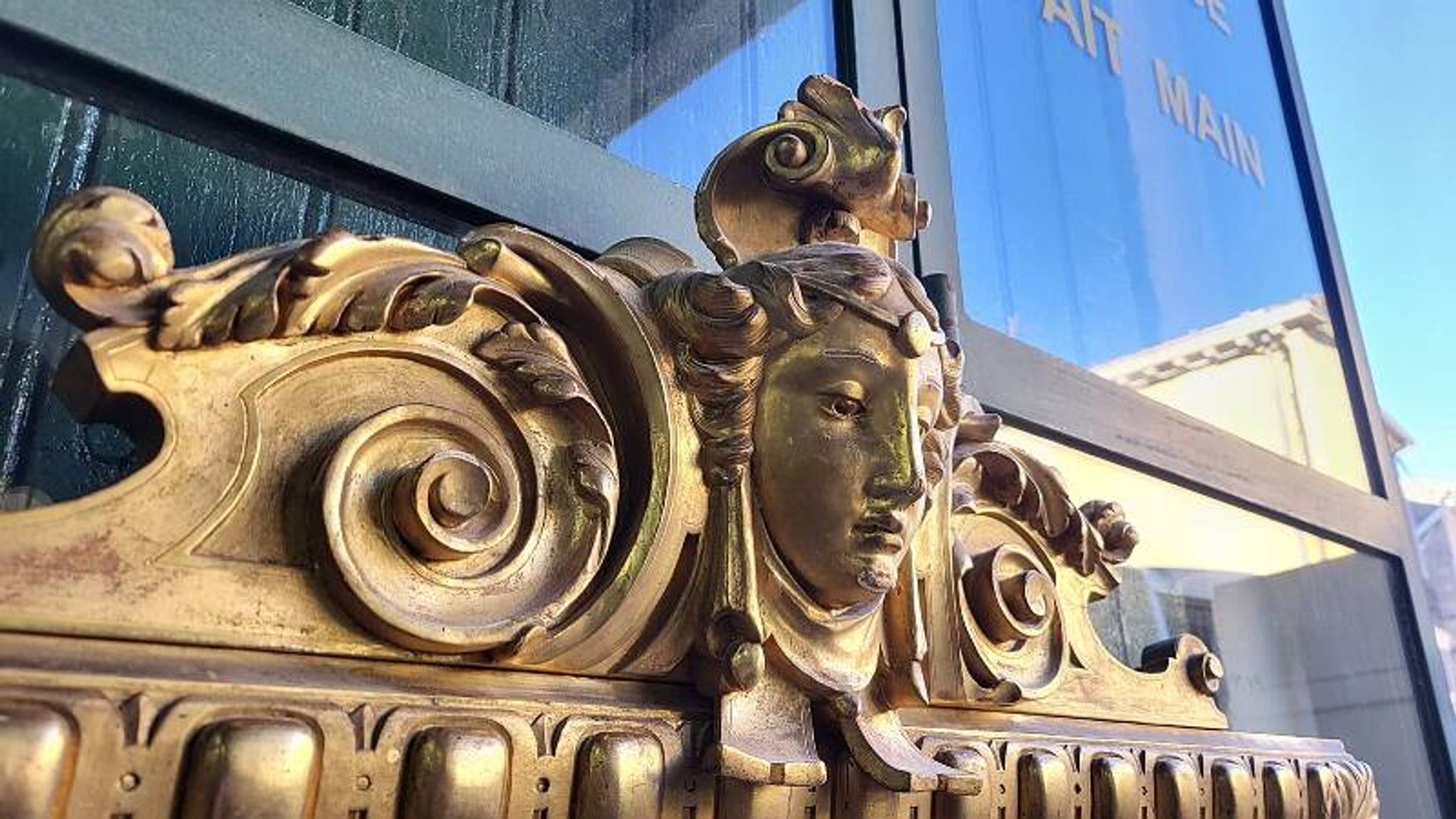 LARGE GOLDEN BEVELLED MIRROR WITH HEAD REF JE