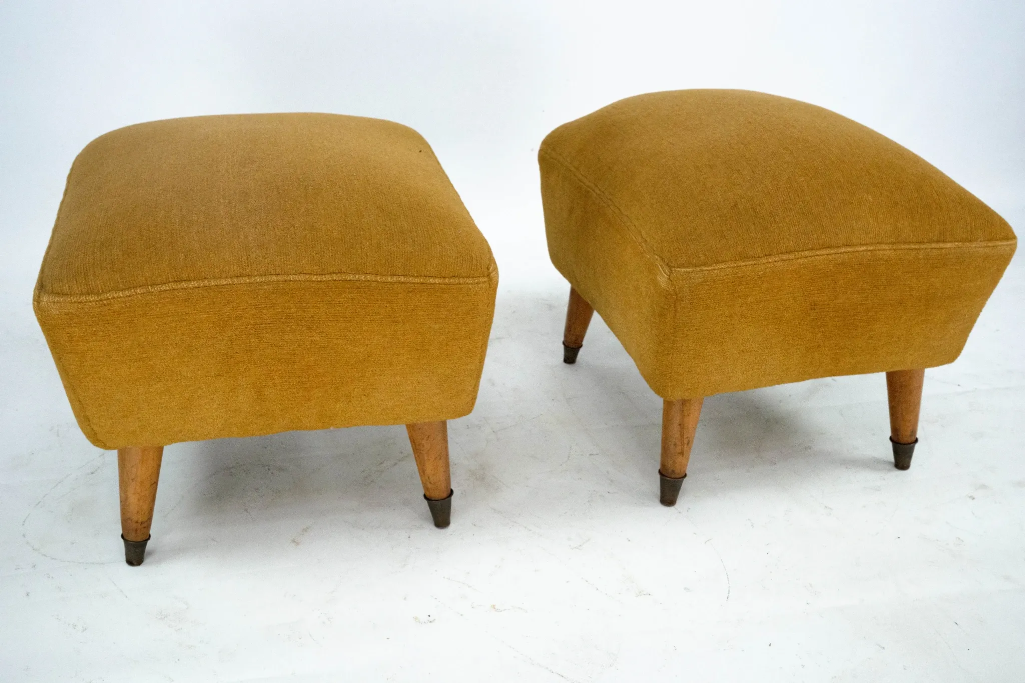 Italian Mid-Century pair of ottomans in the style of Gio Ponti. Italy 1950s