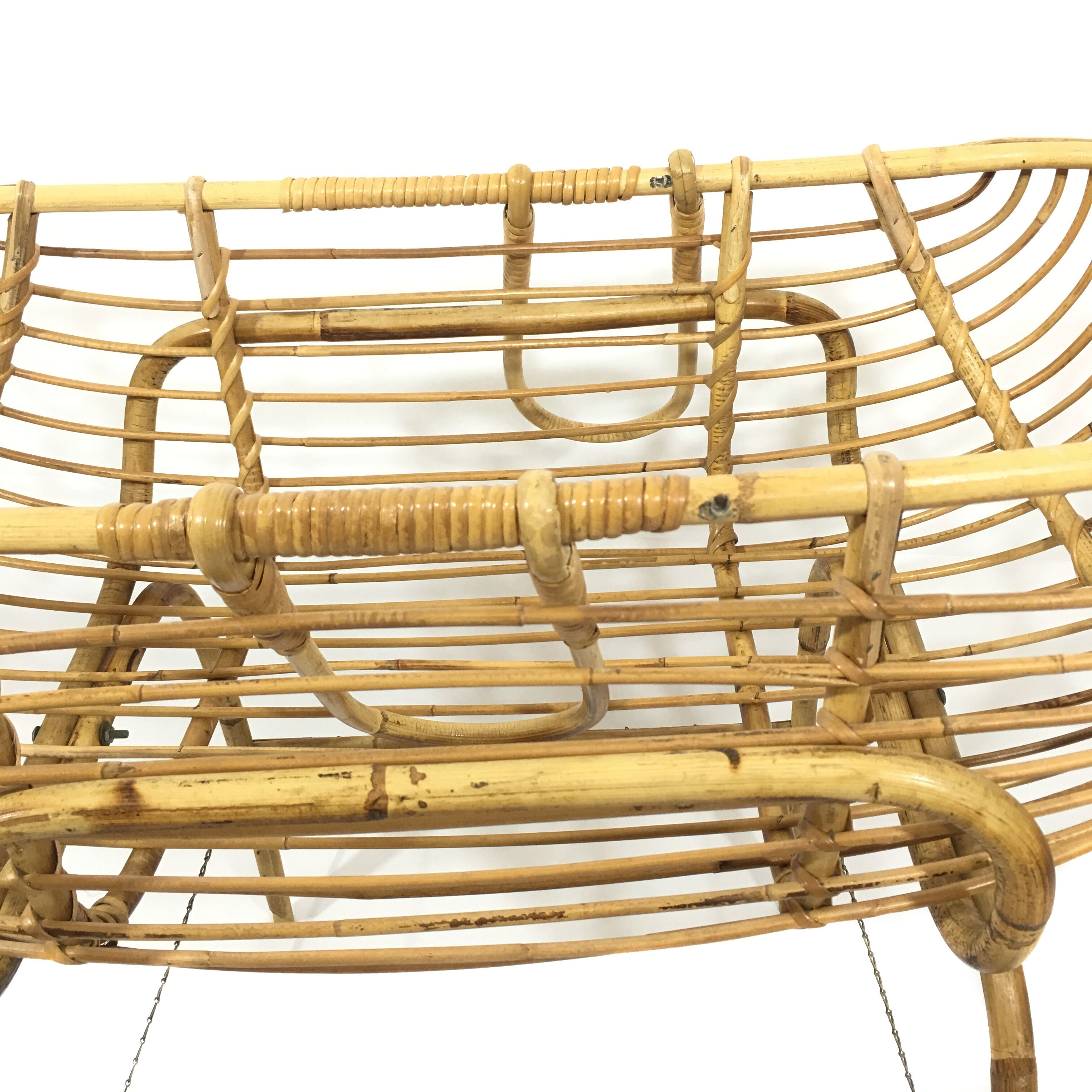 Basket rattan on feet