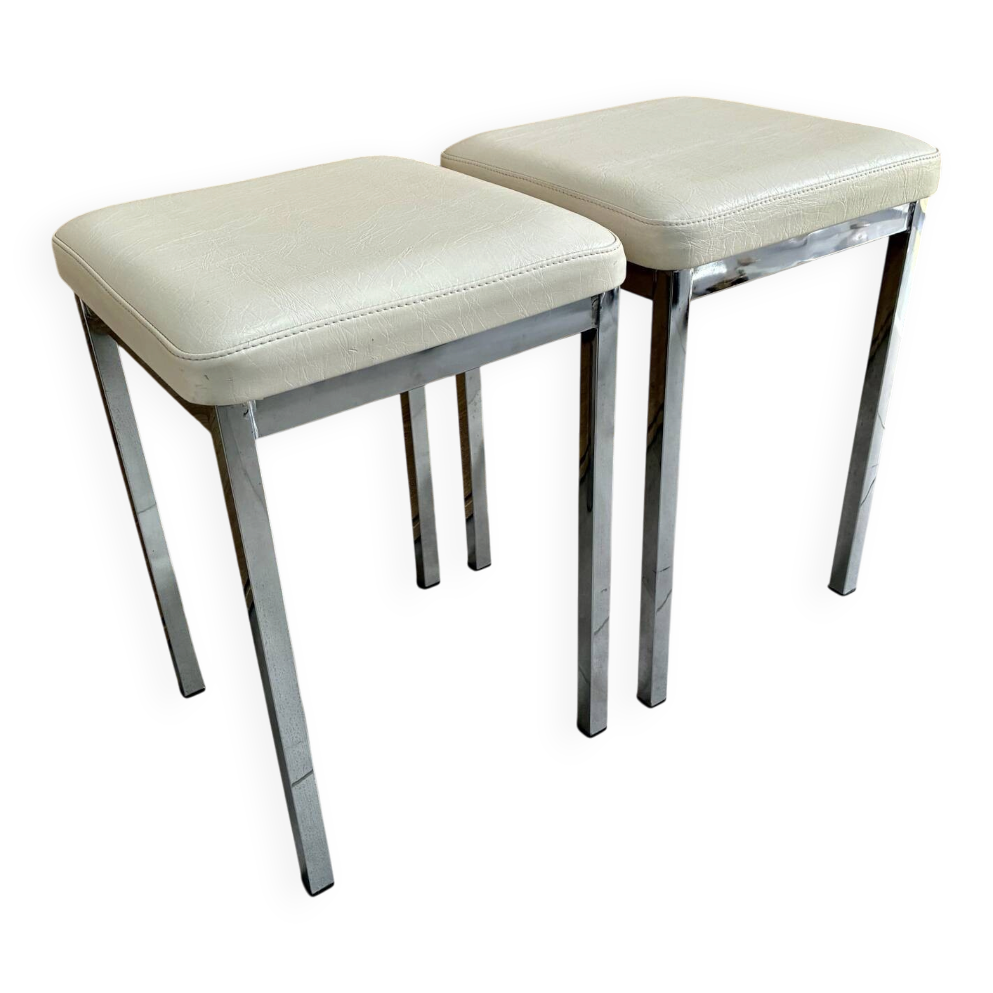 Pair of vintage 1980 chrome stools with white faux leather in very good condition.