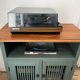 Meuble vintage relooké vert sauge et bois