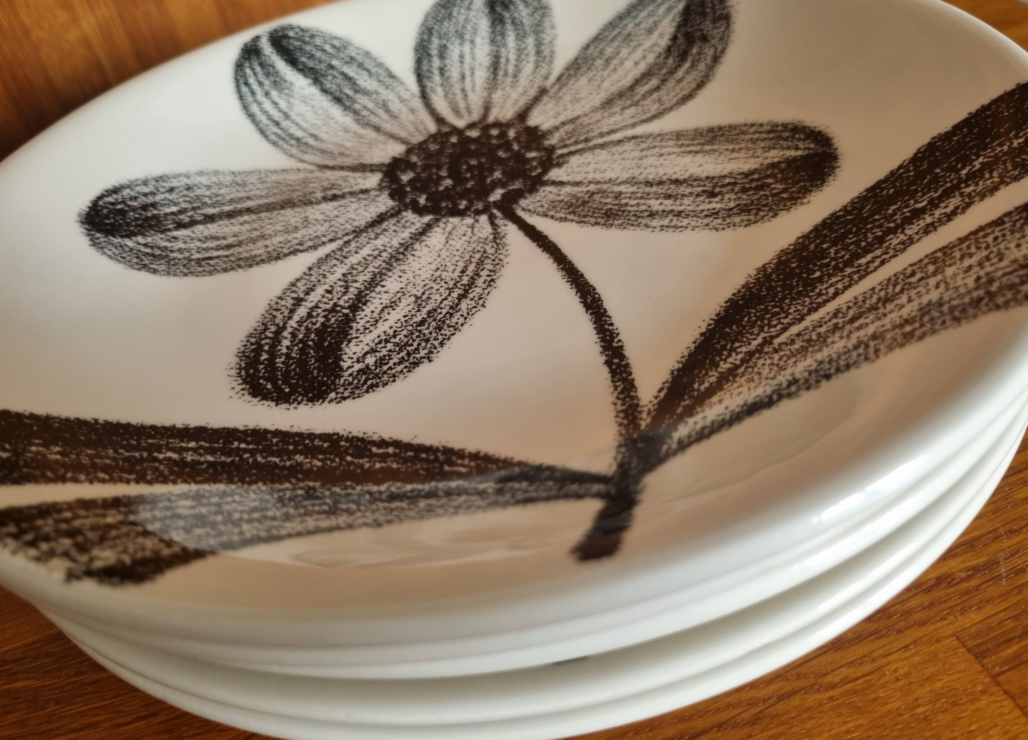 Set of 5 flat faience plates from gien black flower pattern 70s