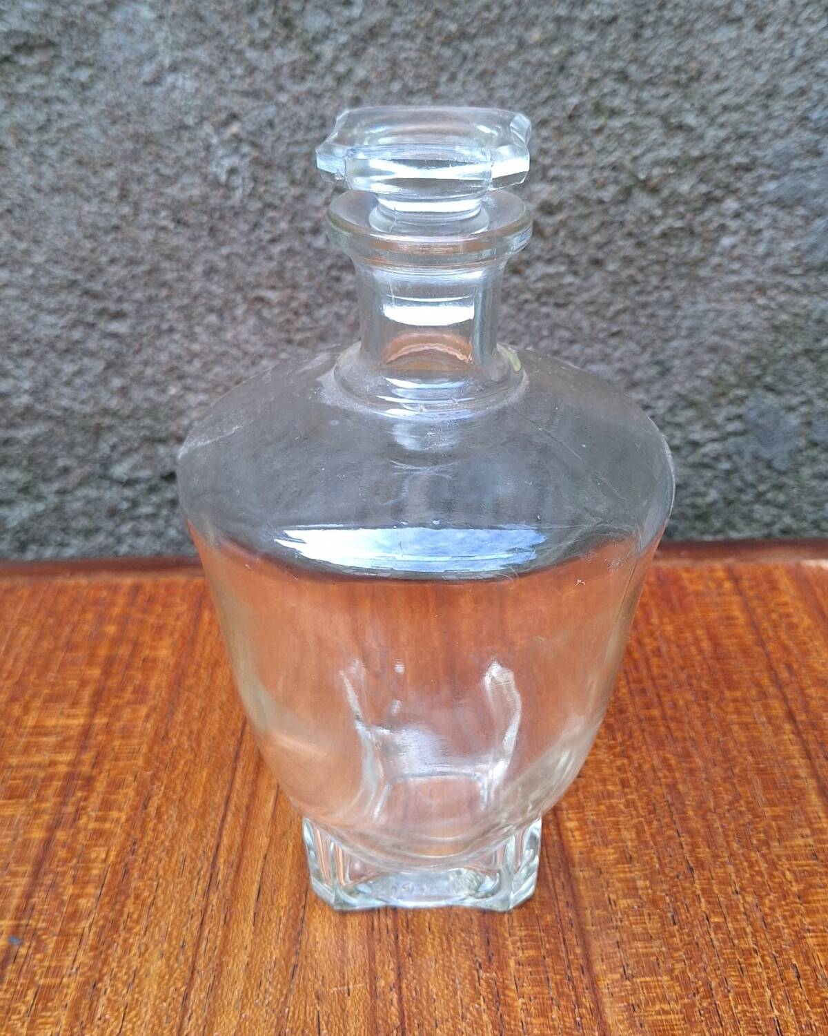 Moulded glass carafe