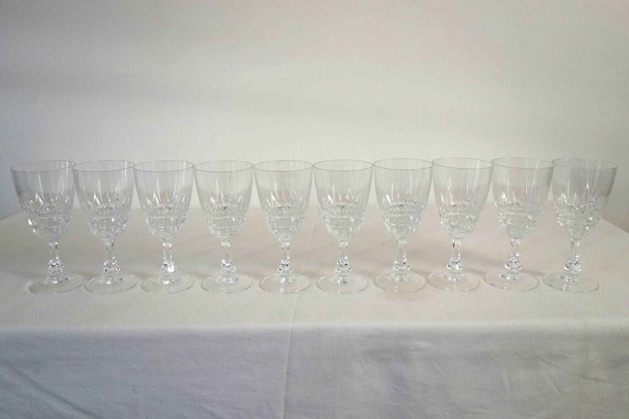Lot de 10 verres à vin rouge en cristal d'Arques modèle Pompadour vintage