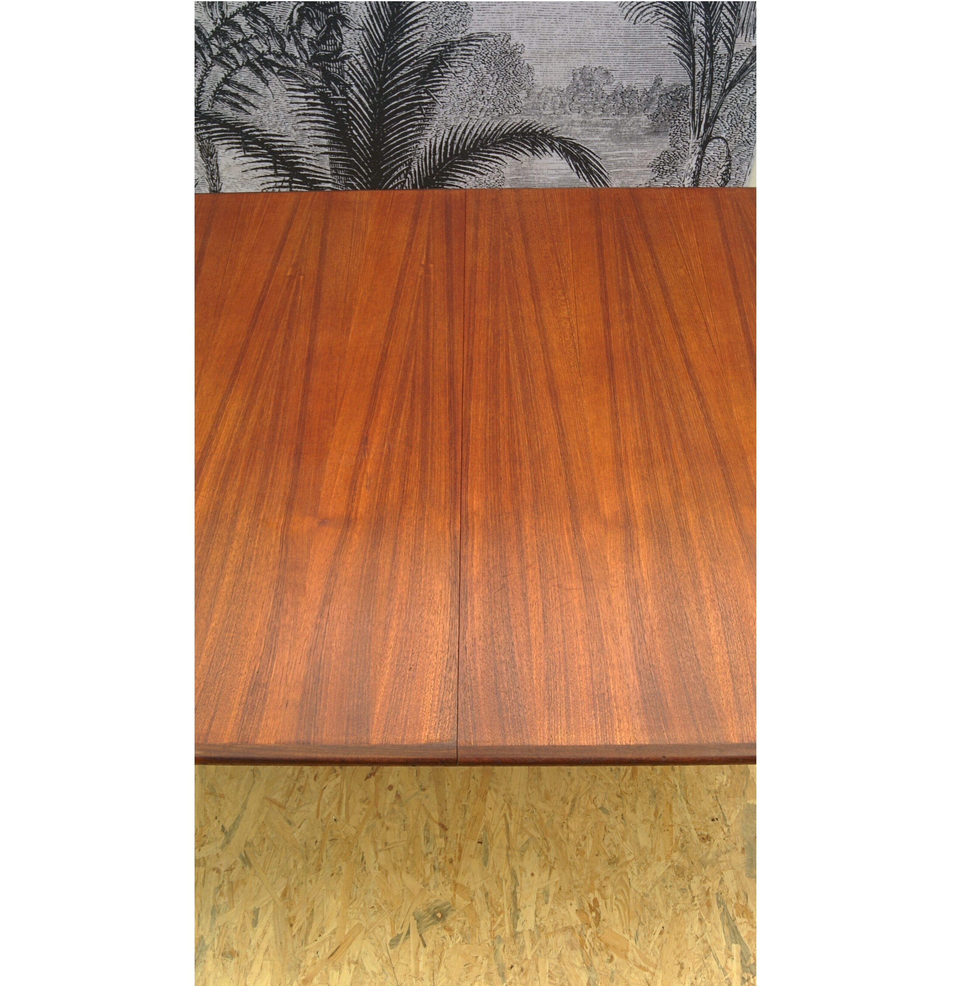 Extendable scandinavian table