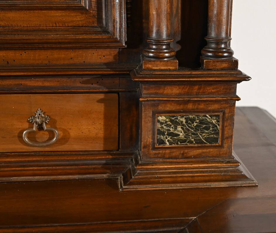 Petit Buffet Deux Corps en Noyer Massif, style Renaissance – Milieu XIXe