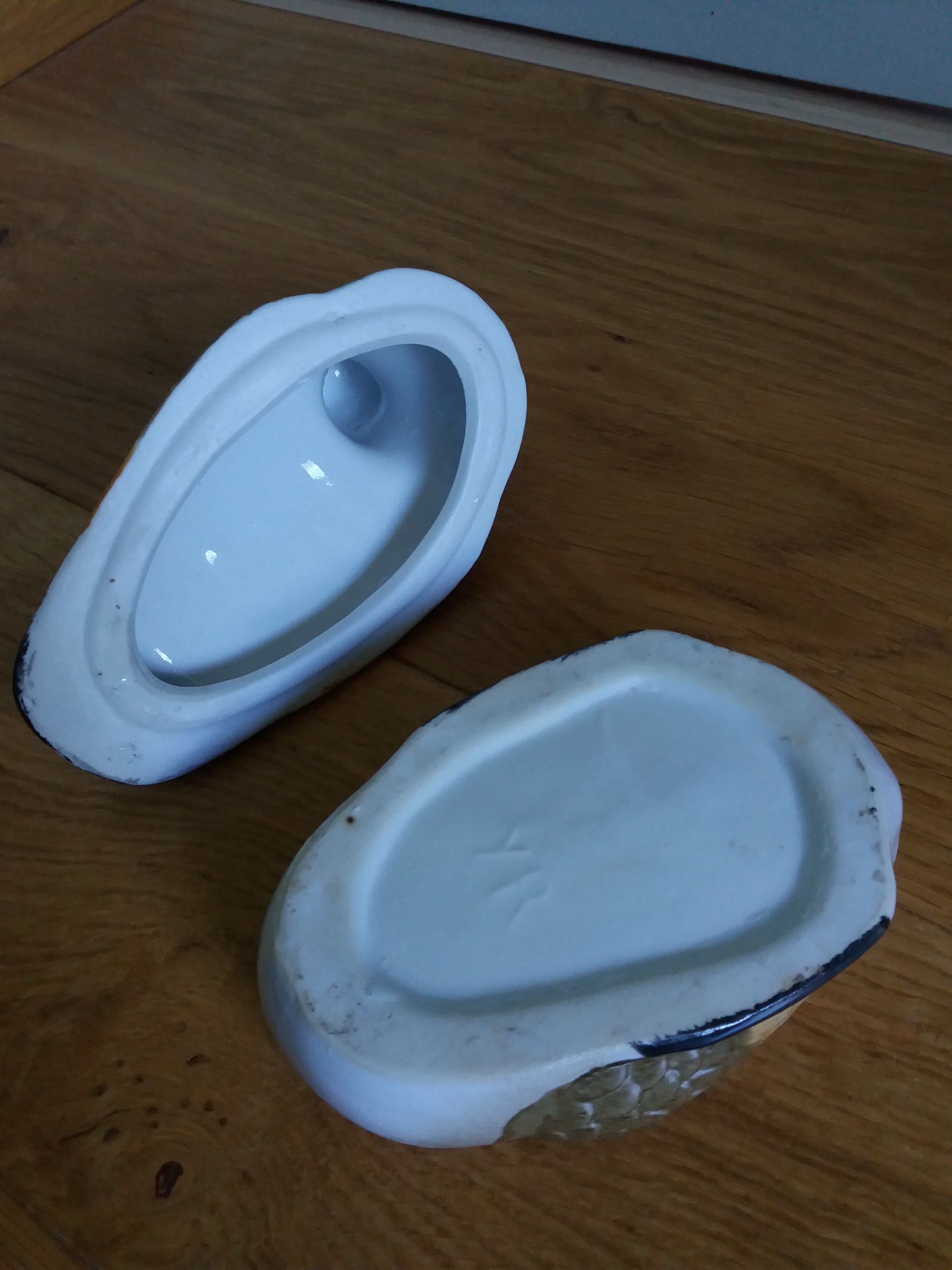 Duck empty-pocket ceramic slurry signed YR